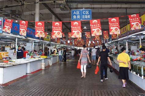 海鲜市场摊贩高清图片下载-正版图片500796186-摄图网