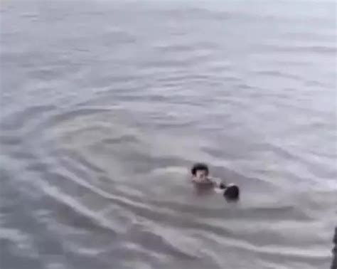 男孩溺水身亡，所有人合力抢救，终于抢救成功！