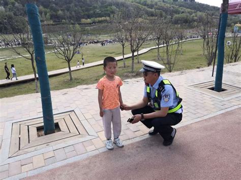 交警执勤遇走失儿童 热心帮忙找回家人|南泥湾|执勤|小男孩_新浪新闻