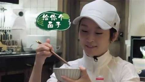 成龙吴京合作新戏，在片场同吃一份盒饭，米粒掉桌上捡起来吃