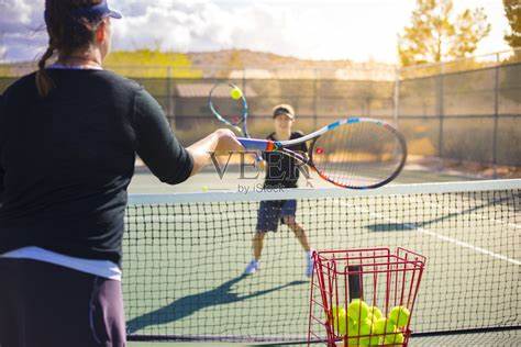 网球教练怎么跟学员打球(网球教练体验课怎么上)