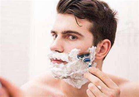 在浴室里给男朋友刮胡子高清图片下载-正版图片502292392-摄图网