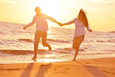 快乐的情侣图片-拉着手的情侣在海边跑步素材-高清图片-摄影照片-寻图免费打包下载