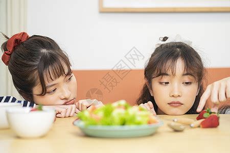 两姐妹一起吃着手中的食物高清图片下载-正版图片307520231-摄图网