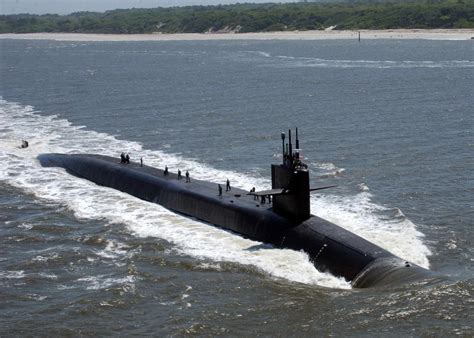 美国出动核潜艇威慑俄罗斯，却遭对方迎头痛击，在水下夺命狂奔！_凤凰网