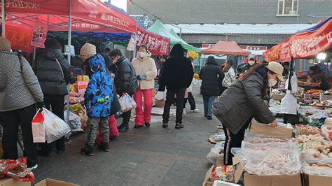 乌鲁木齐便民利民年味浓 居民家门口开年货市场