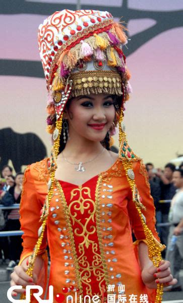 新疆维吾尔族民族服装的特点图片以及民族文化 - 霓裳资讯 - 昆明霓裳民族服装服饰有限公司