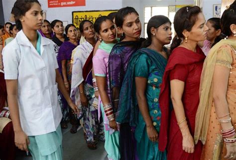 疫情下，印度女性为了17.6美元排队做代孕妈妈_湃客_澎湃新闻-The Paper