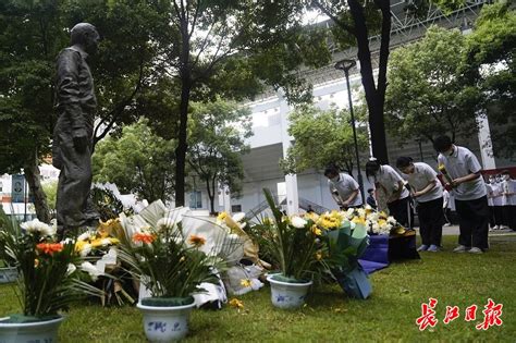 重庆：西南大学袁隆平院士雕像被鲜花环绕 - 江津在线E47.CN
