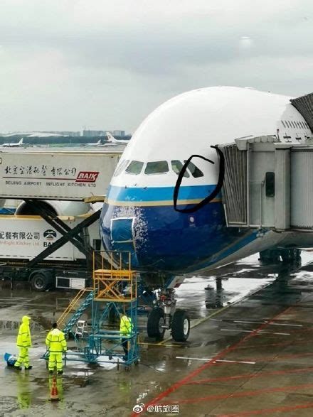 南航客机北京降落时遭冰雹风挡现裂痕_手机新浪网