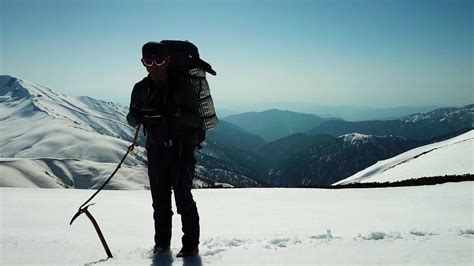 在户外冒险爬雪山的男子图片-包图网