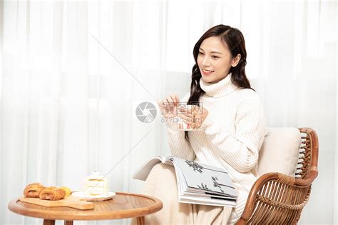 冬季青年女性居家喝下午茶高清图片下载-正版图片501535842-摄图网