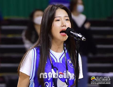宋河艺在首尔蚕室体育馆担任篮球比赛开场嘉宾，彰显自身的不俗演唱实力-新闻资讯-高贝娱乐