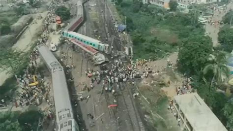 航拍印度三列车连撞事故现场：多车厢侧翻被毁 死亡人数持续上升|列车|车厢|印度_新浪新闻