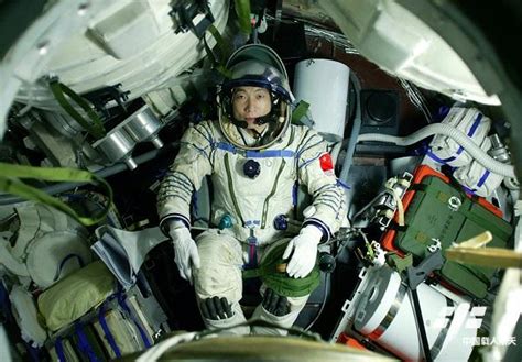 在中国空间站内，3名航天员在忙什么，知道太空行走有多危险吗？|空间站|太空_新浪新闻