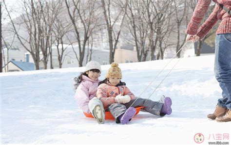 带孩子玩雪的心情说说 关于陪孩子玩雪开心句子 _八宝网