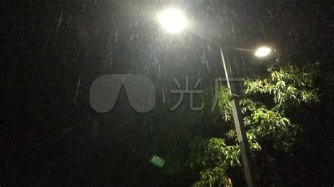 夜晚的潜水艇：给淋雨的人，撑一把伞 - 知乎