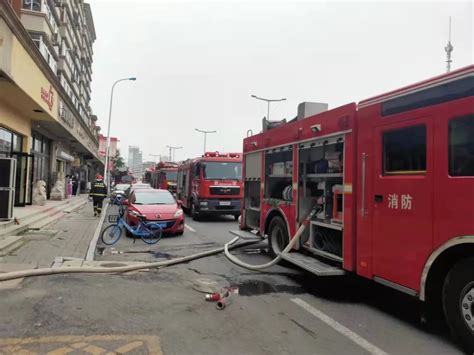 闵行区浦连路一店铺起火 多辆电瓶车被烧毁