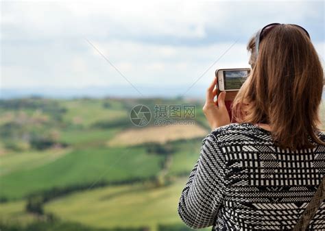 观光客用摄像头拍tuscan山丘高清图片下载-正版图片303290409-摄图网