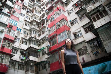 女孩在香港岛鲗鱼涌高清图片下载-正版图片506481503-摄图网
