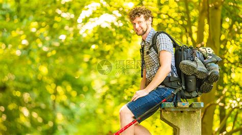 冒险,旅游,享受夏天的时光徒步旅行的轻夫妇带着吉他背包森林路上漫步,阳光明媚的乡村高清图片下载-正版图片300885153-摄图网