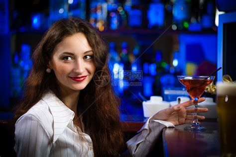 酒吧里的年轻女人快乐享受乐趣俱乐部成人头发夜生活派对酒精女士高清图片下载-正版图片321846473-摄图网