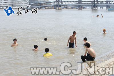 湖南丨不要野泳！男子散步时野泳，被湍急的水流冲走了……_救援_情况_下水