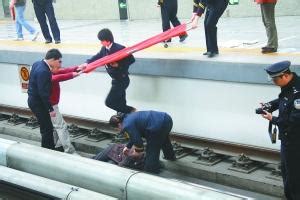 女子在北京地铁13号线柳芳站内跳轨身亡(图)_资讯_凤凰网