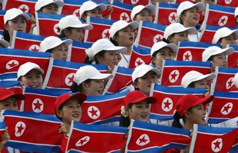 朝鲜啦啦队在韩国广场演出引围观_新浪图片