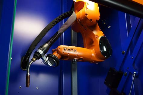 KUKA 小型机器人在狭窄空间内执行焊接作业_苏州誉圣德智能视觉装备有限公司