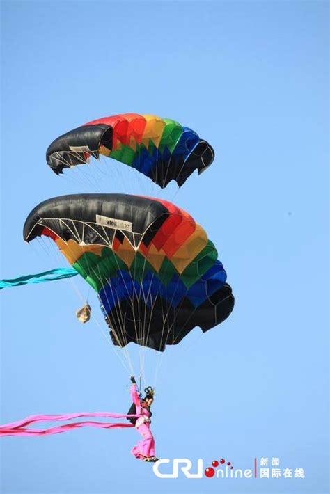 高清组图：空中拍摄空军跳伞表演训练-新闻中心-南海网