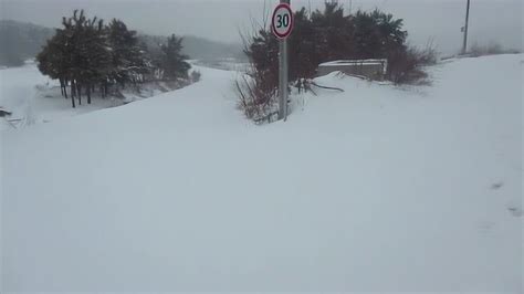 实拍农村下雪场景家里又下大雪，你的家乡下雪了吗?