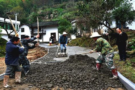 农村一直修路却还是太窄，为啥不修宽一米，这样就能避免堵车！|农村|修路|道路_新浪新闻