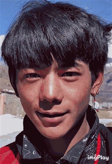 藏族小伙丁真走红网红，为家乡拍摄宣传照笑容灿烂