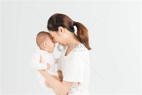 母婴妈妈抱着宝宝高清图片下载-正版图片500962190-摄图网