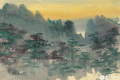 太阳的光线穿过晨雾的一条山涧河流和森林背景让路。如诗如画的森林景观.高清摄影大图-千库网