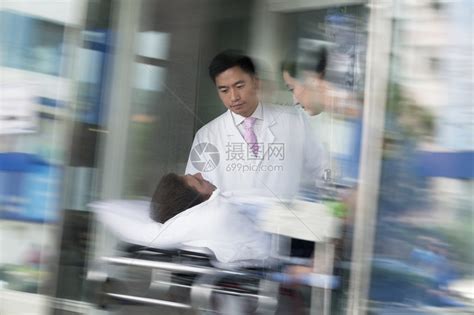 两名医生在医院门前用担架轮着一高清图片下载-正版图片502870087-摄图网