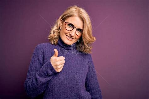 中年美丽的金发美女穿着紫色领带毛衣和眼镜高清图片下载-正版图片504378629-摄图网