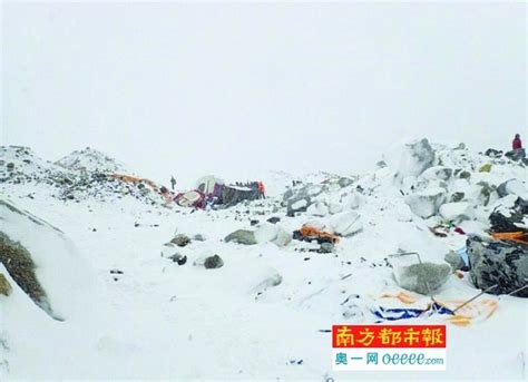 珠峰雪崩已致登山者10死30伤_新浪新闻