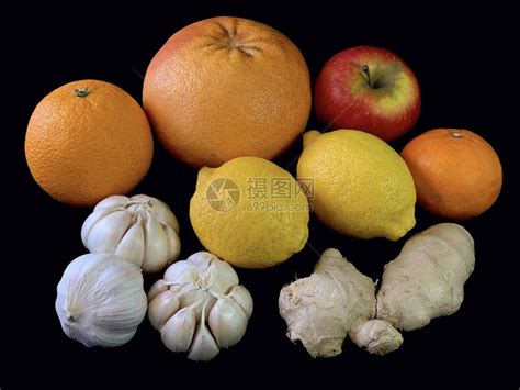 黑色背景上的大蒜生姜苹果和柑橘类水果桌上的天然维生素橙子葡萄柚和柑橘概念高清图片下载-正版图片506469045-摄图网