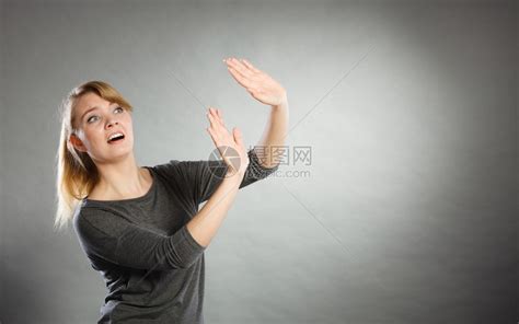 神经紧张的女士保护自己紧张的姑娘用做防御手势掌高清图片下载-正版图片307200477-摄图网