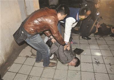 南京侦破特大贩毒案 毒贩被警察摁倒时伸手掏枪（图）_江苏频道_凤凰网