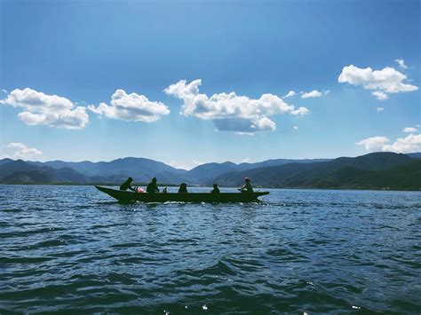 划船在泸沽湖湖面上，看着湛蓝的湖水|泸沽湖|湖面|湖水_新浪新闻