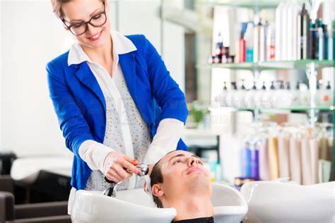 女理发师在美发店洗男人头发人像图片免费下载_jpg格式_5760像素_编号40629338-千图网
