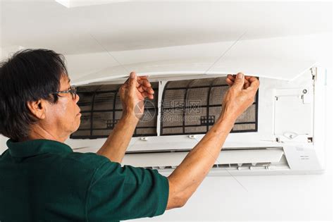 空调修理机修屋顶空调系统的年轻维修员高清图片下载-正版图片502887013-摄图网