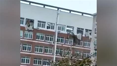 辽宁五十三中一楼房房顶坍塌，疑与降雪有关_凤凰网视频_凤凰网