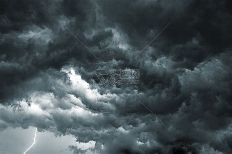 大暴雨来临前广州上空乌云翻滚 再现“一秒黑天”-图片频道