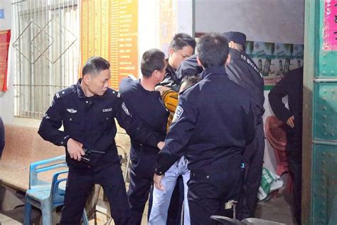 广西一烧火工砍人后跳河拒捕 民警乘船追击(图)-搜狐新闻
