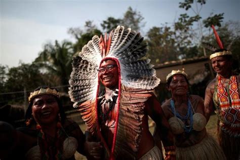 巴西亚马逊部落守护居住地，用原始方式对付伐木者-搜狐大视野-搜狐新闻