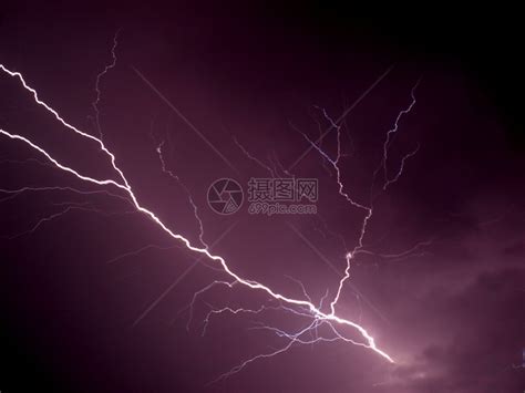 闪电释放紫色天气风暴天空暴风雨高清图片下载-正版图片320259106-摄图网